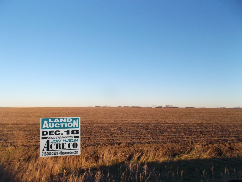 Large Farm with Great Soils : Cylinder : Palo Alto County : Iowa