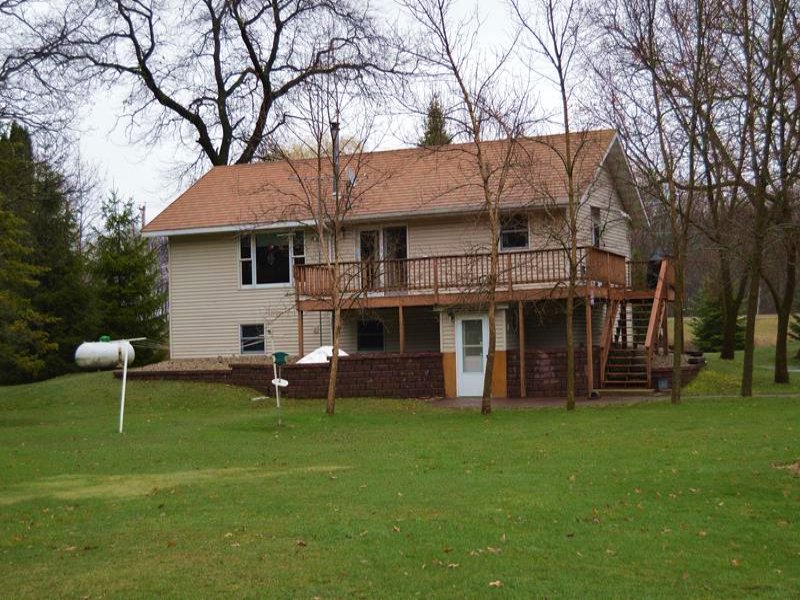 Home with Acreage in The Country : Endeavor : Marquette County : Wisconsin