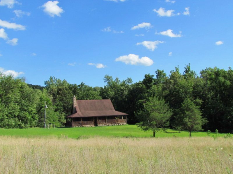Beautiful Log Home with Acreage : New London : Ralls County : Missouri