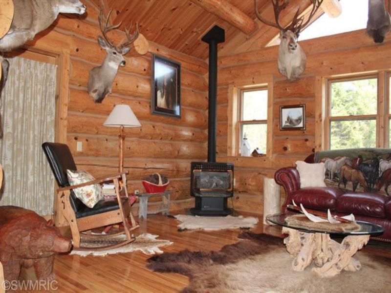 Beautifully Appointed Log Home : Twin Lake : Muskegon County : Michigan