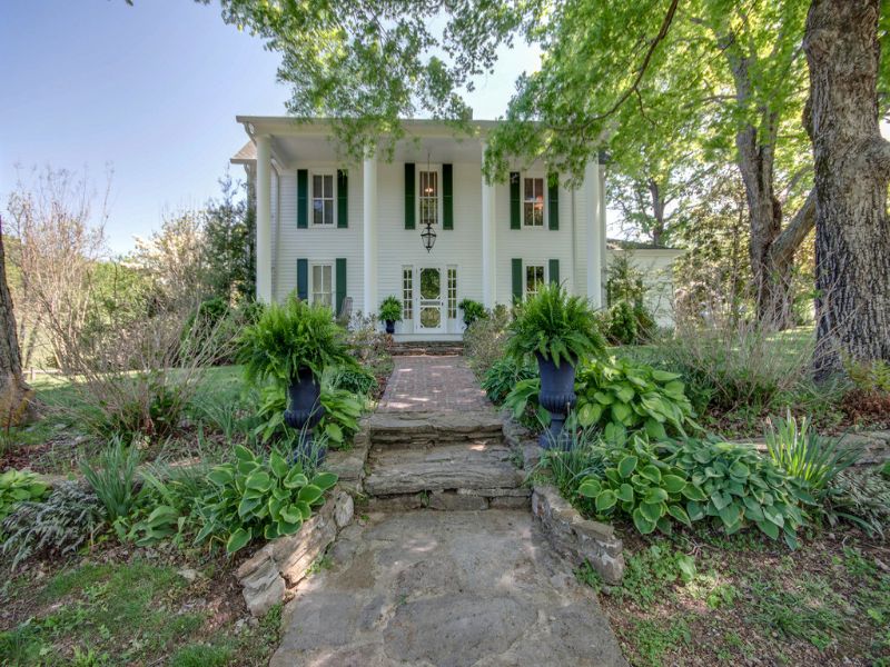 117 Ac with Beautiful Colonial Home : Columbia : Maury County : Tennessee
