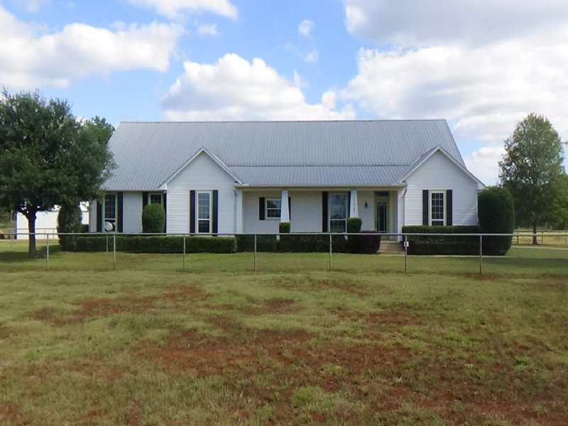Texas Horse Ranch with Farmhouse : Bullard : Smith County : Texas