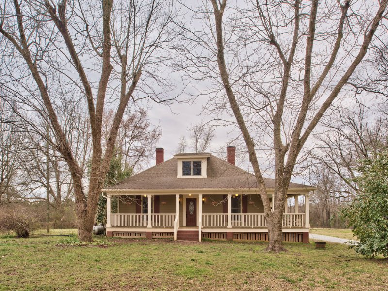 Historic Cottage, 15 Acres, Barn : Madison : Morgan County : Georgia