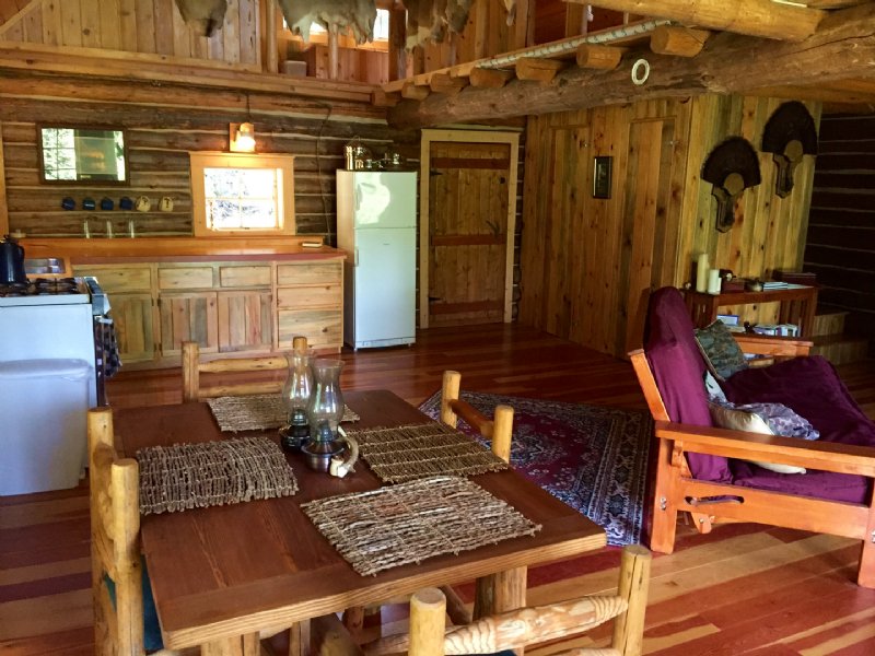 The Grizzly Den Cabin : Troy : Lincoln County : Montana