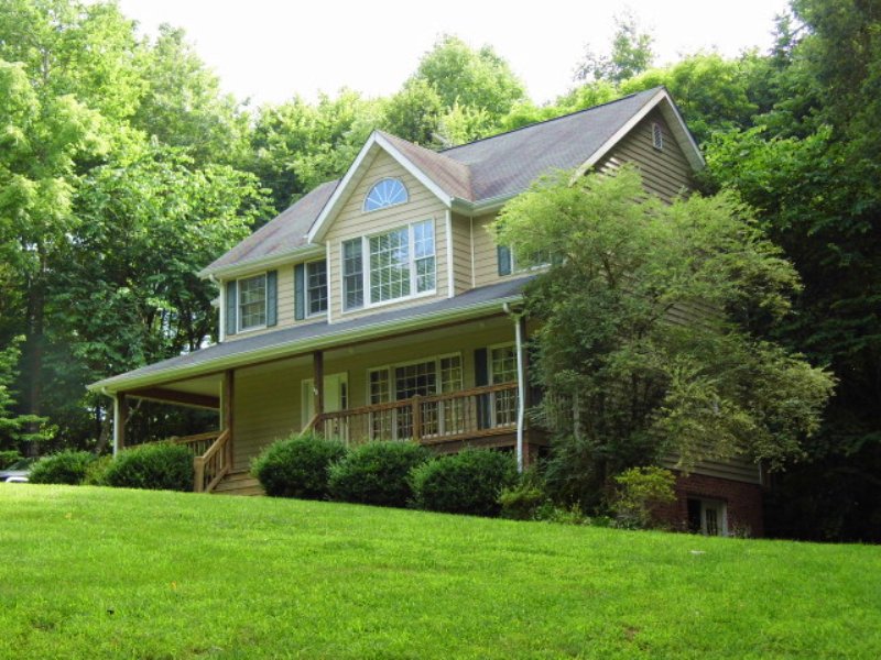 Terrific Two Story : Farmville : Prince Edward County : Virginia