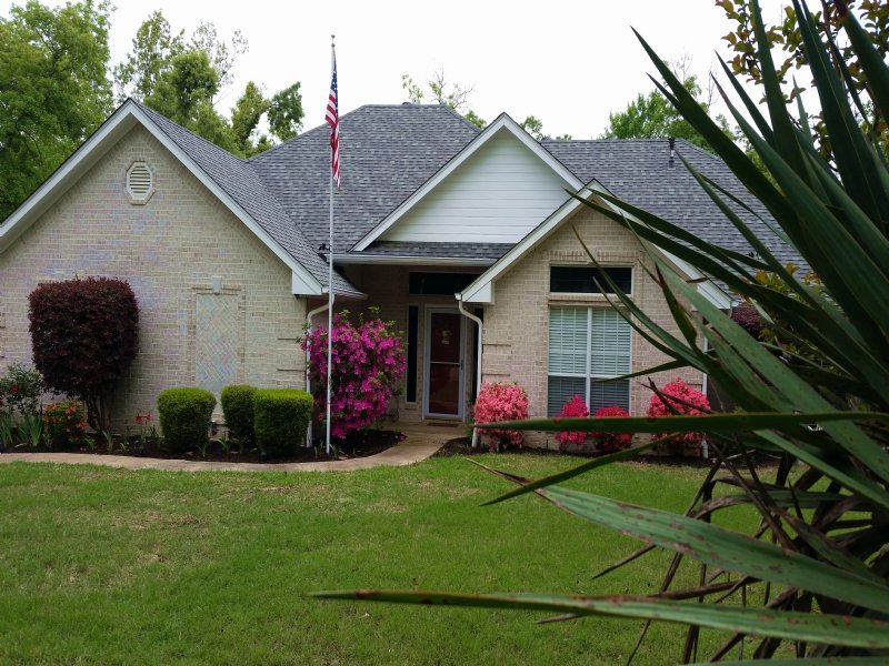 Lakefront House and Acreage : Powderly : Lamar County : Texas