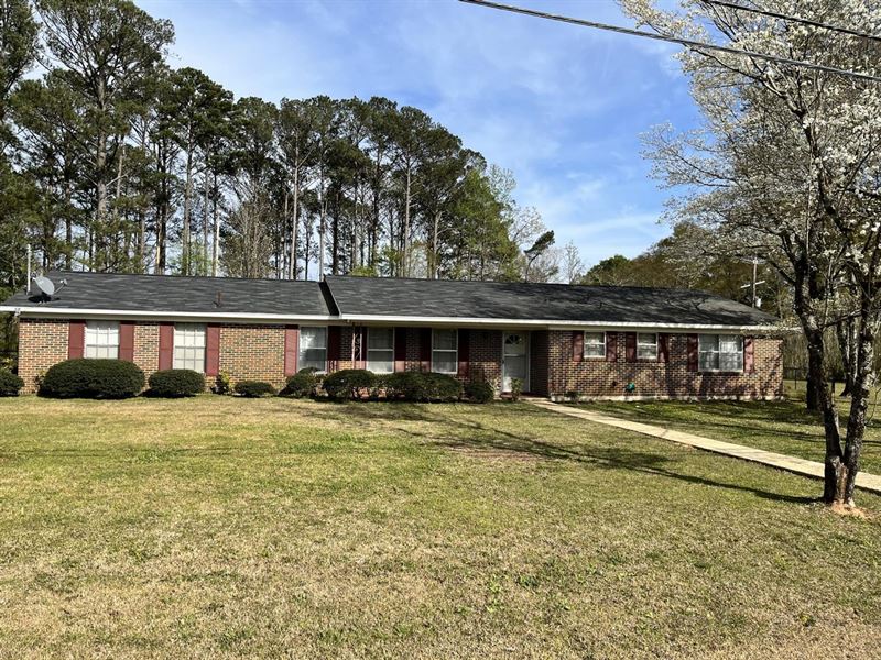 Ranch Style Brick Home : Aliceville : Pickens County : Alabama