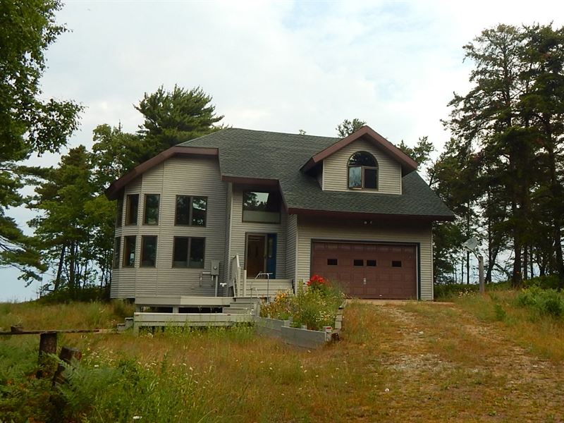 Lake Superior Frontage and Home : Paradise : Chippewa County : Michigan
