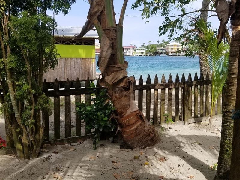 Very Affordable Oceanfront Duplex : Carenero : Panama