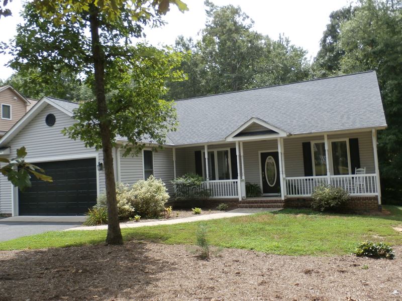 Gated Lake and Golf Community : Locust Grove : Spotsylvania County : Virginia