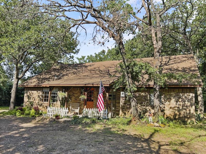 Home on Wooded Land for Sale : Gainesville : Cooke County : Texas