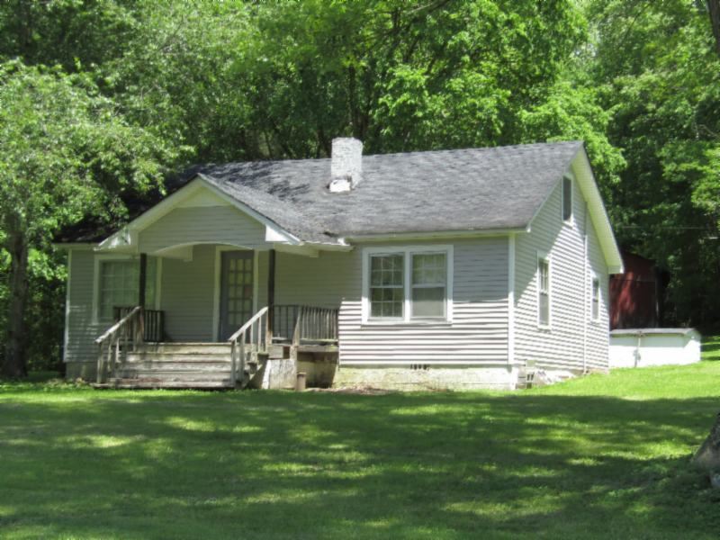 25 Acs, 2 Story Farm Home & Barn : Red Boiling Springs : Jackson County : Tennessee