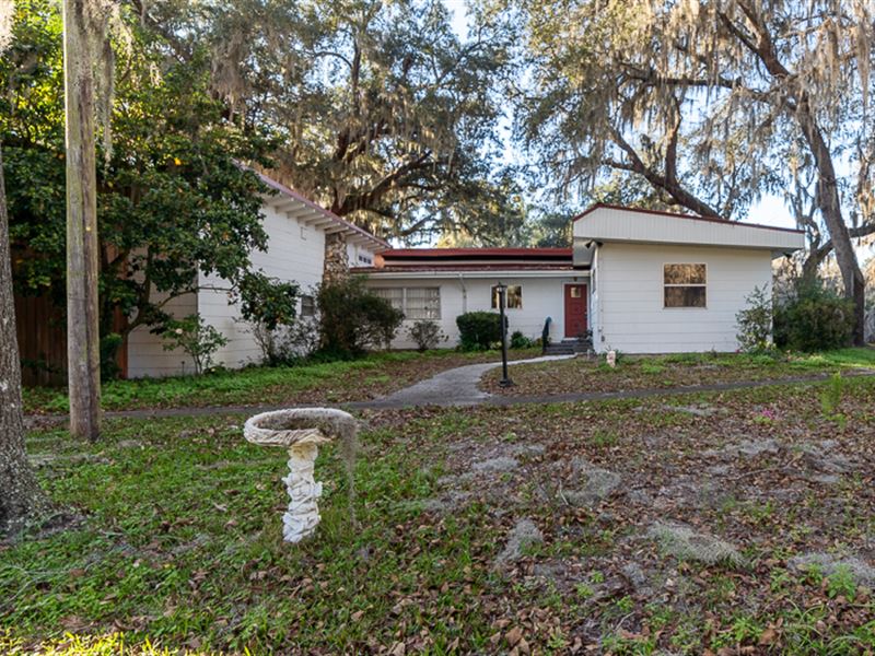 Unique Sprawling Lakefront Home : Live Oak : Suwannee County : Florida