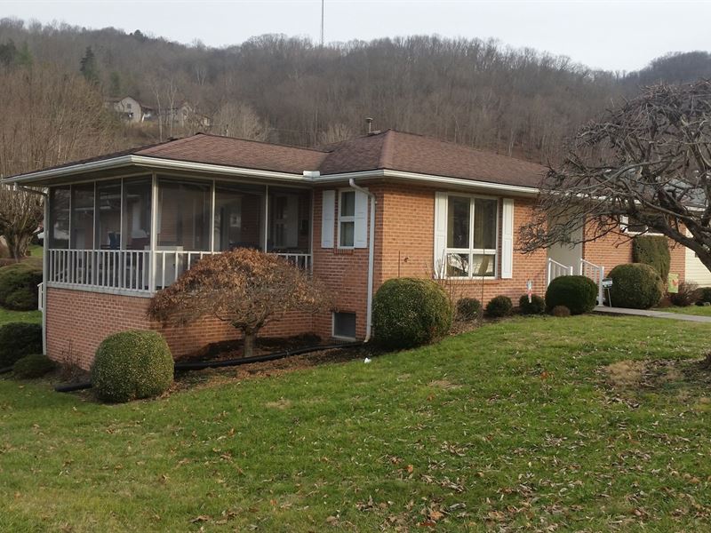 Beautiful Home Fronts The River : Hinton : Summers County : West Virginia