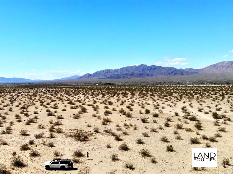 Near Joshua Tree National Park : Twentynine Palms : San Bernardino County : California