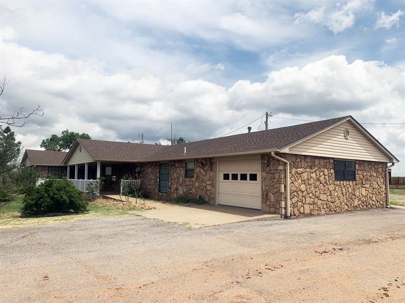 Beautiful Home on 15 +/- Acres : Hydro : Caddo County : Oklahoma
