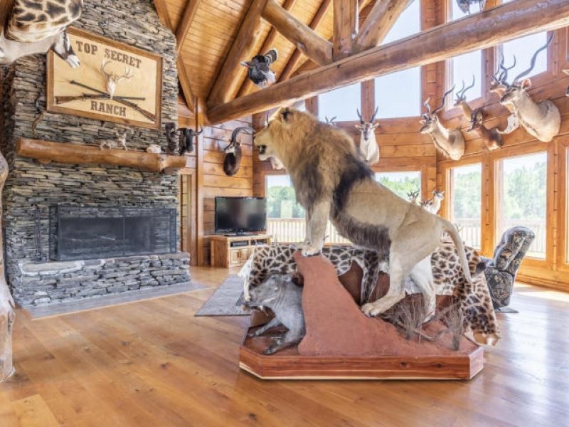 High Fence Hunting Ranch with Log : Kosciusko : Attala County : Mississippi