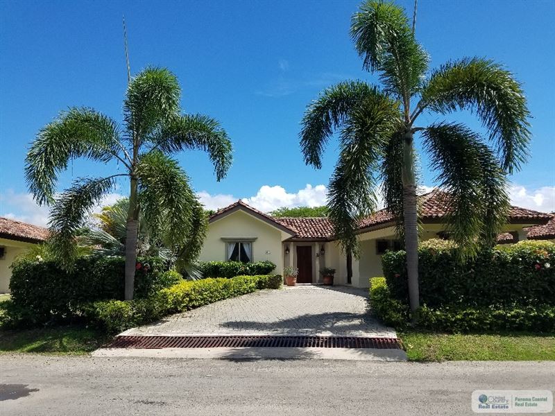 Lakefront House Los Portales : Panama