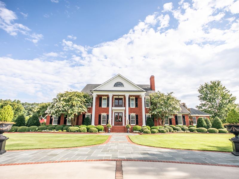Hartselle Estate With 31.7 Acres Land for Sale in Hartselle,