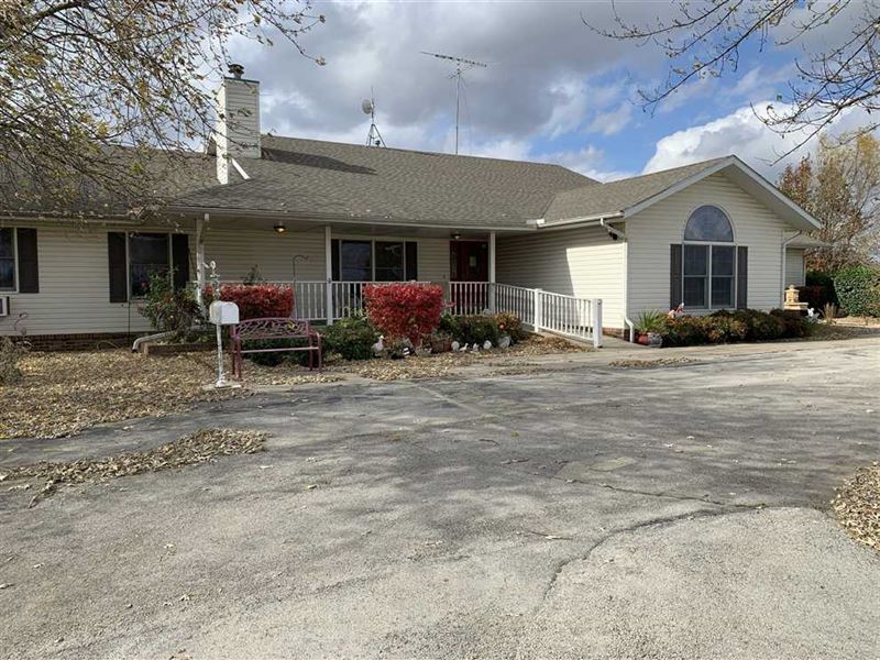 Commercial Building with 11 Apartm : Independence : Montgomery County : Kansas