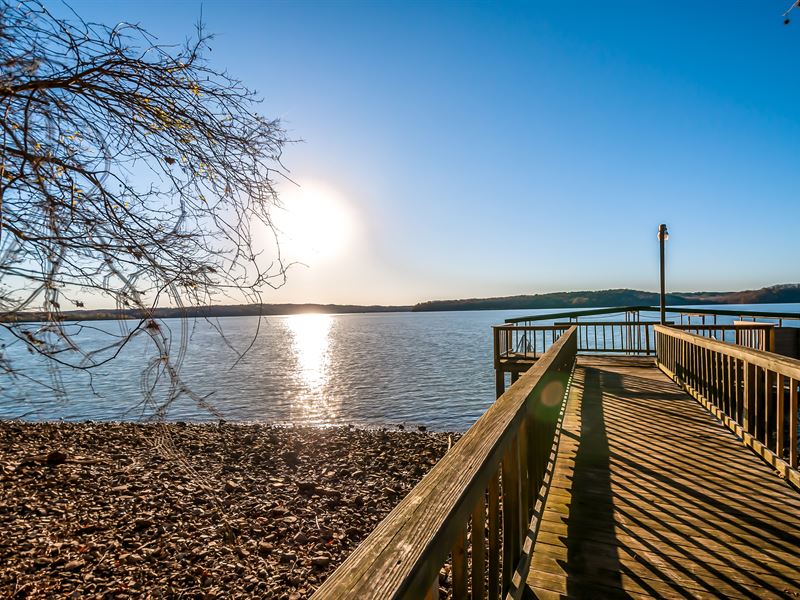 Cabin on Kentucky Lake/Tn River : Waverly : Humphreys County : Tennessee