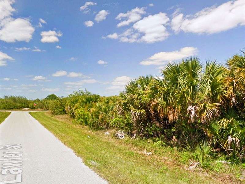 Just 1 Mile From The Center of Town : Port Charlotte : Charlotte County : Florida