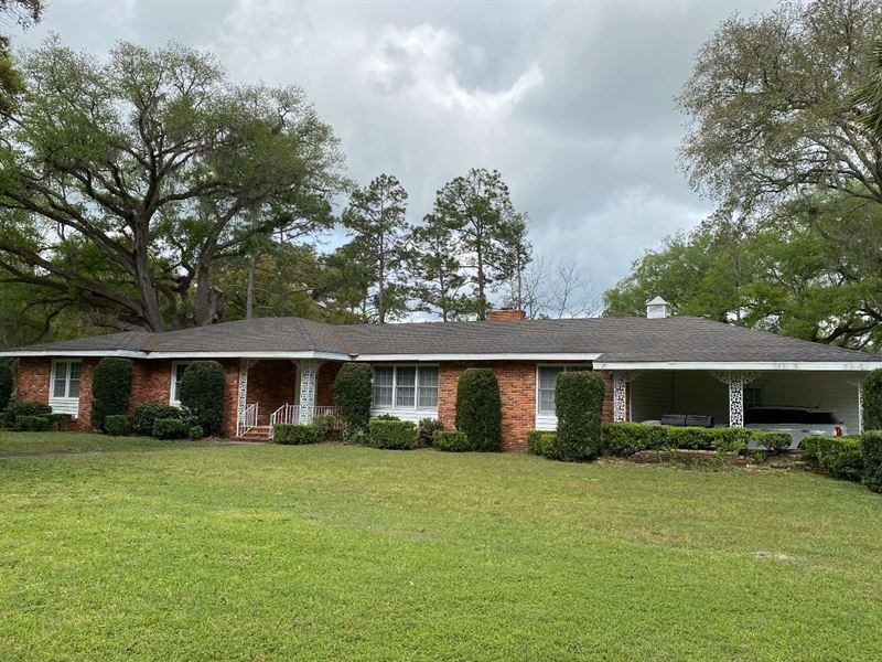 Brick Home Has It All : Live Oak : Suwannee County : Florida