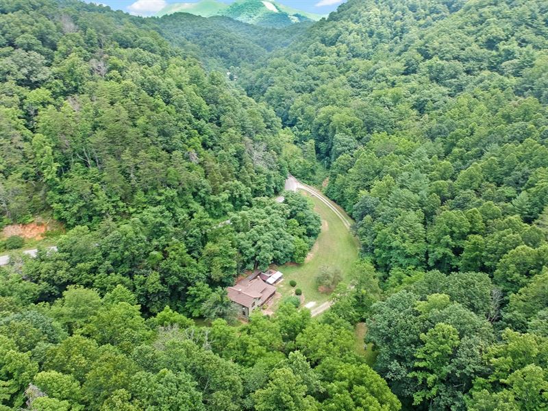 117Ac Retreat Embraced by Mountains : Shawsville : Montgomery County : Virginia