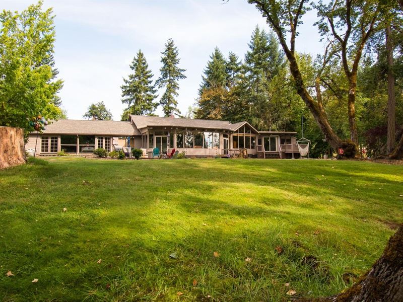 Umpqua River Front Home : Roseburg : Douglas County : Oregon