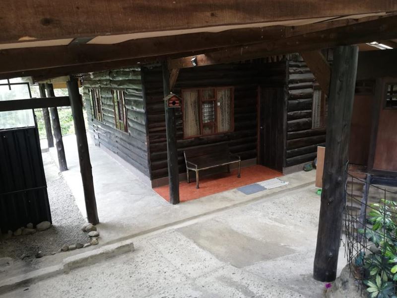 Log Cabin in The Mountains : Orosi De Cartago : Costa Rica