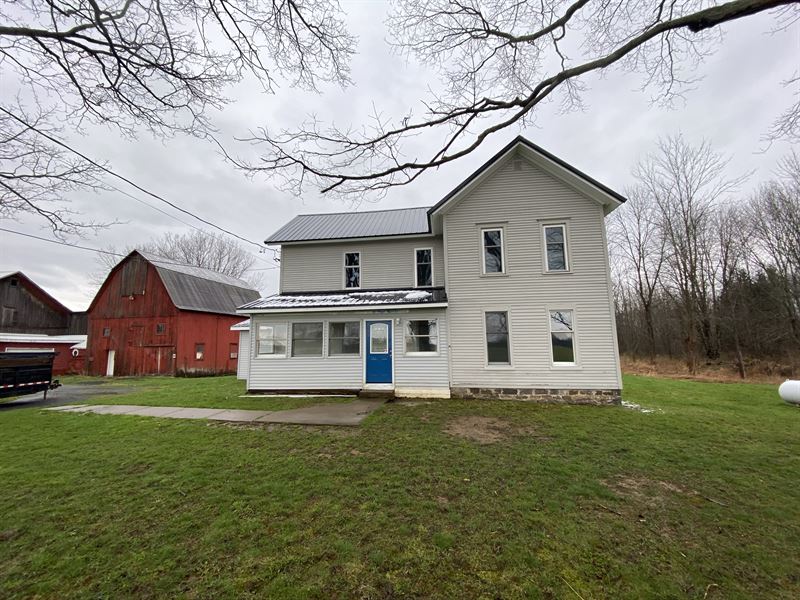 Farmhouse Gem with Acreage : Clay : Onondaga County : New York