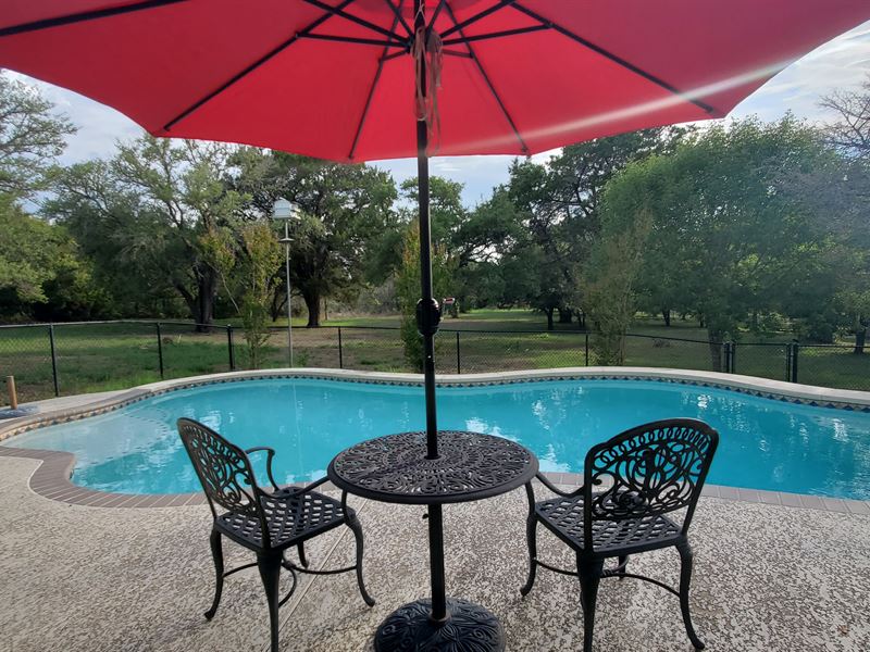 3/2 Brick Home, Shop, Swimming Pool : Salado : Bell County : Texas
