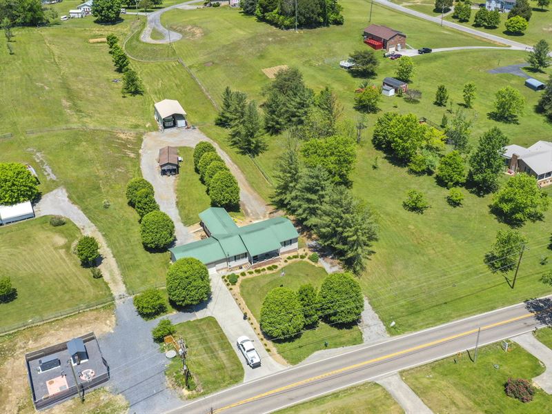 Home on 4 Acres Inside City Limits : Bulls Gap : Hawkins County : Tennessee