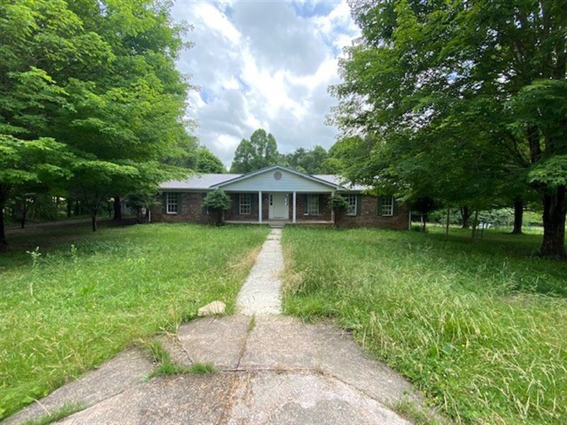 Beautiful Brick Home in Pikeville : Pikeville : Van Buren County : Tennessee