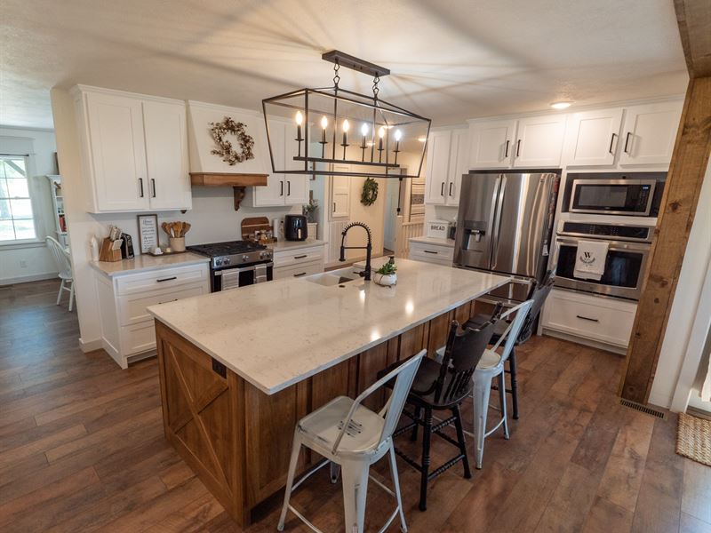 Pomona Farm and Home : Pomona : Howell County : Missouri