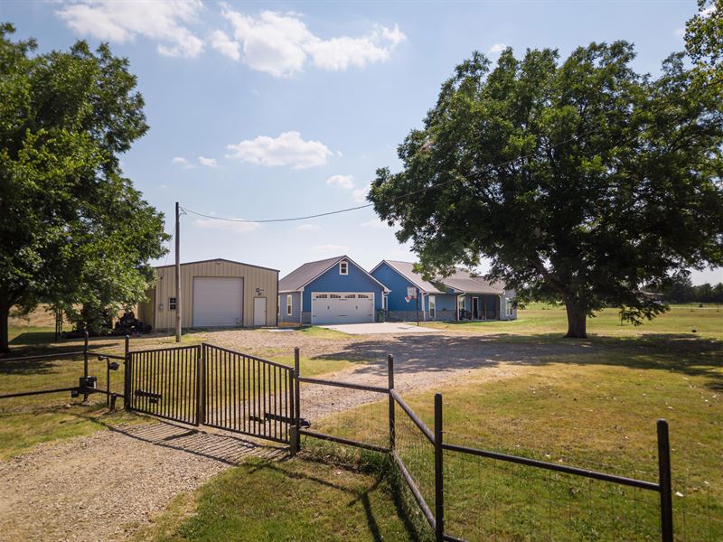 Updated Country Home on Acreage : Deport : Lamar County : Texas