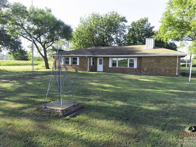 Beautiful Brick Home with 5 Acreage : Independence : Montgomery County : Kansas