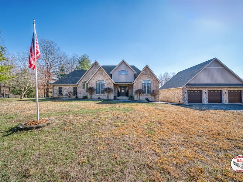 Lakefront Brick Home & Garage : Jamestown : Fentress County : Tennessee