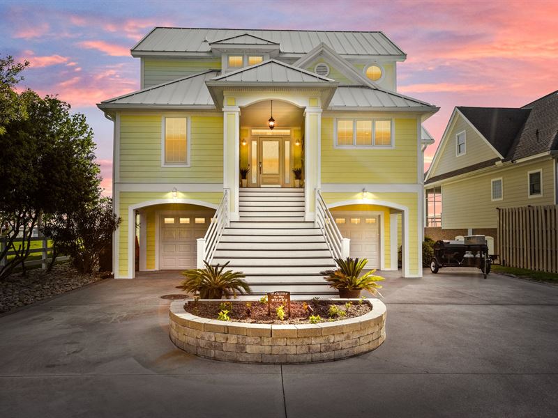 Riverfront Home with Extra Lot : Washington : Beaufort County : North Carolina