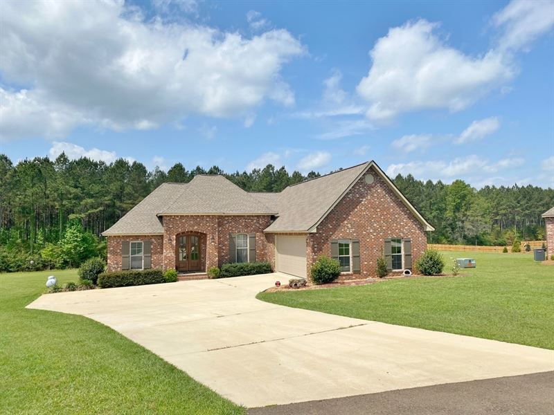 Nice Newer Home On 1.24 Acres in Np : Summit : Pike County : Mississippi