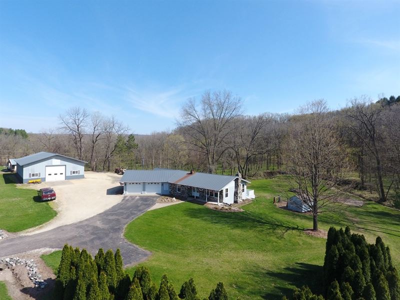 Cute Home, Deluxe Outbuilding : Prairie Du Chien : Crawford County : Wisconsin