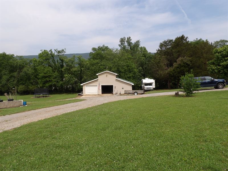 Beautiful Farm with Creeks and Barn : Pikeville : Bledsoe County : Tennessee