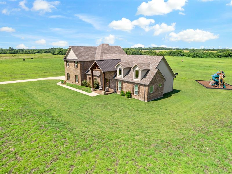 Beautiful Brick Home on 2 Acres : Brookston : Lamar County : Texas