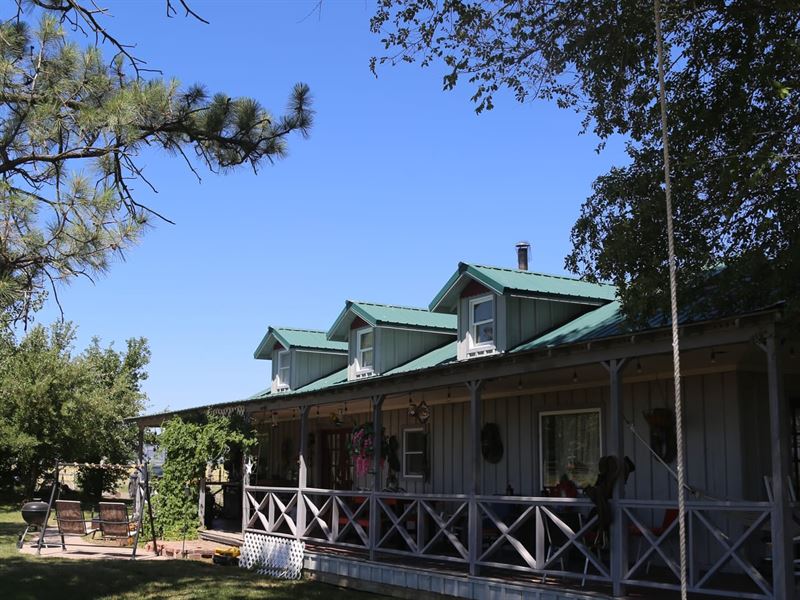 Rustic Charm Meets Modern Comfort : Lakeview : Lake County : Oregon