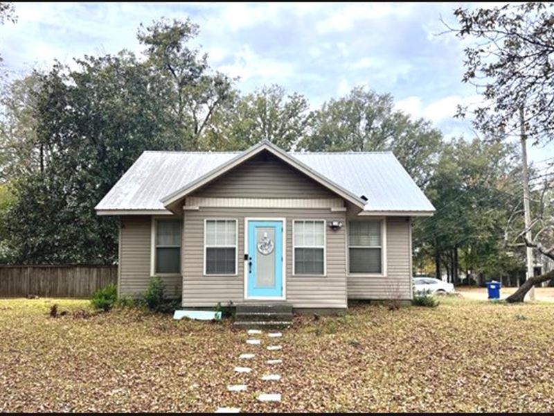 Home in Bolivar County At 400 South : Cleveland : Bolivar County : Mississippi