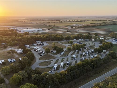 Walt's Four Season Campground : Abilene : Dickinson County : Kansas