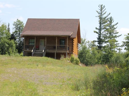 Secluded Michigan Log Cabin : Champion : Marquette County : Michigan