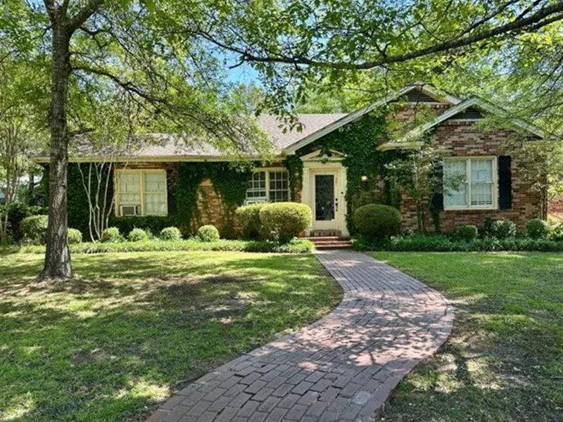 Home in Bolivar County At 301 S. Vi : Cleveland : Bolivar County : Mississippi