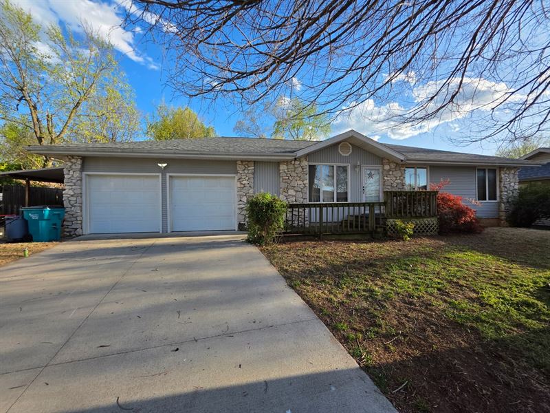 3 Bed 2 Bath Home in Southwest Spri : Springfield : Greene County : Missouri
