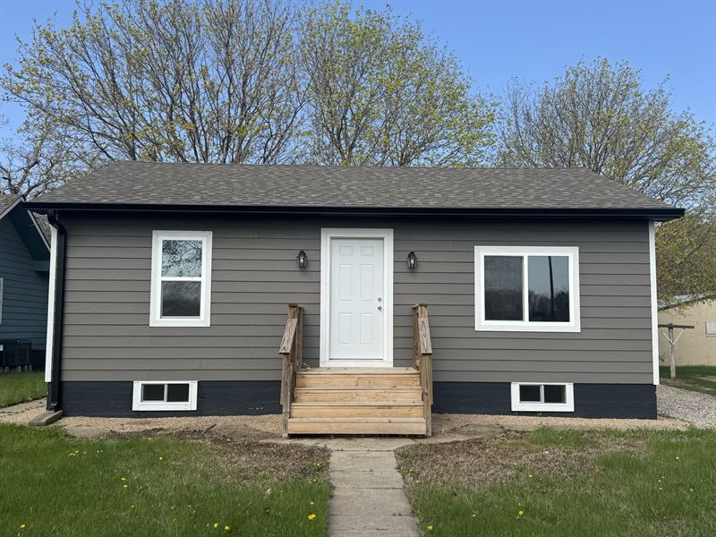 High Avenue Bungalow : Wagner : Charles Mix County : South Dakota